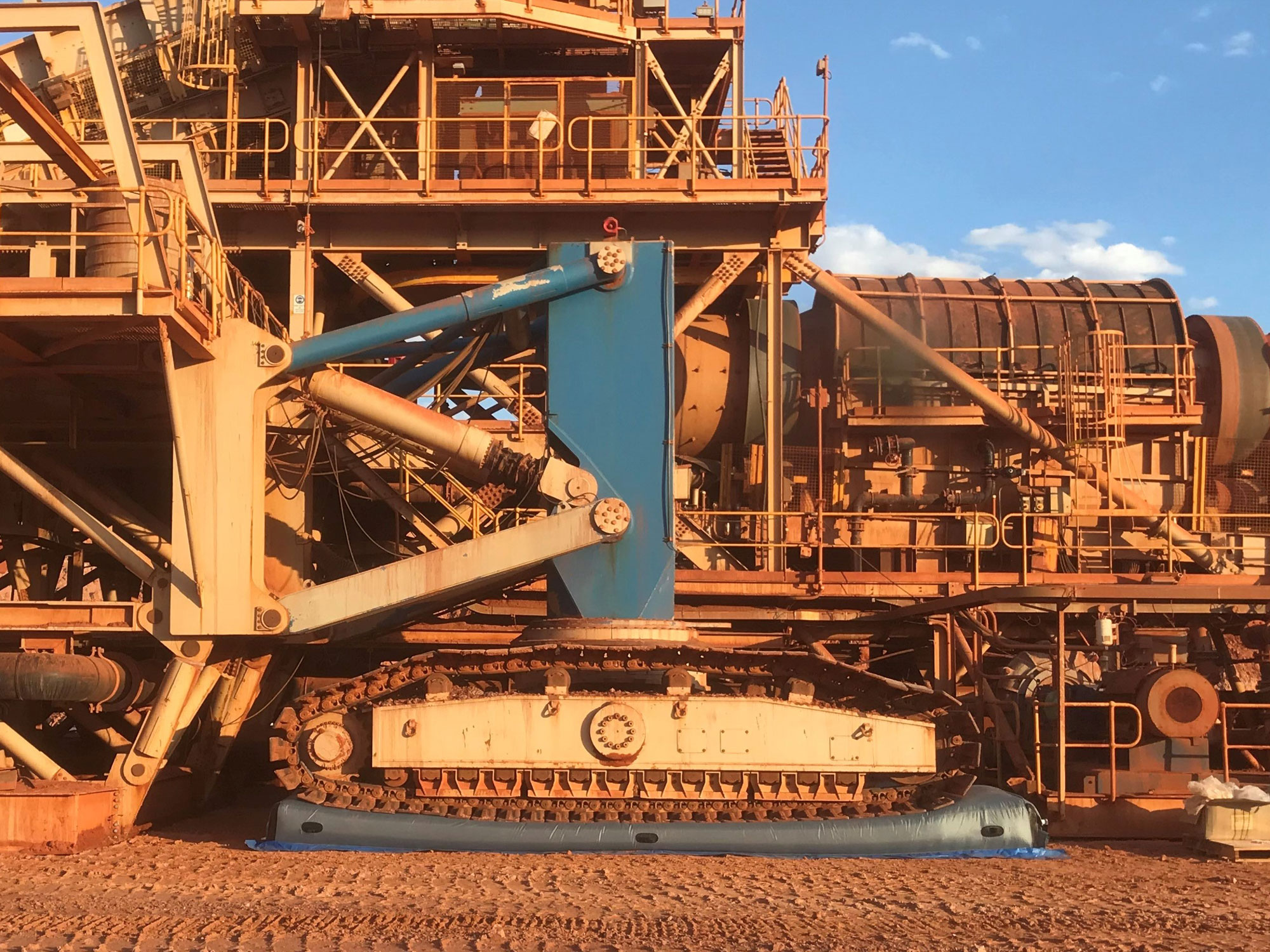 An inflatable void forrmer has substantially reduced the semi-mobile mining unit plant's ongoing labour and operational costs.